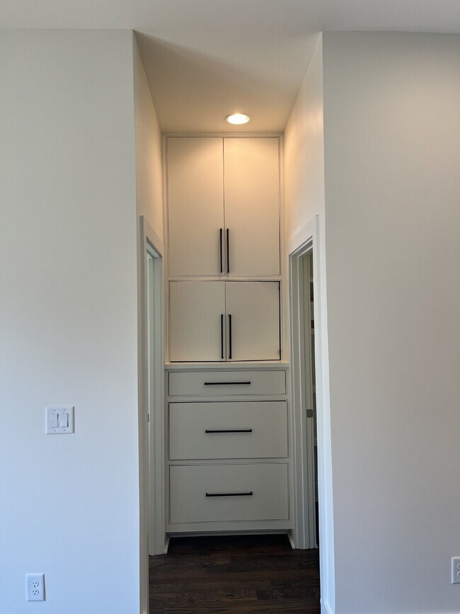 Building Photo - "Spacious Urban Living: 3-Bedroom Townhouse with 3.5 Baths in Nashville's Vibrant Core!" STUNNING...