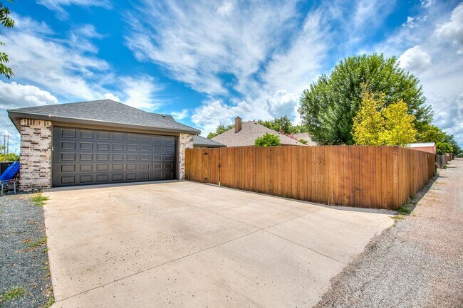 Building Photo - Beautiful 4 bedroom, 3 bath home in Bentwood COMING SOON!!