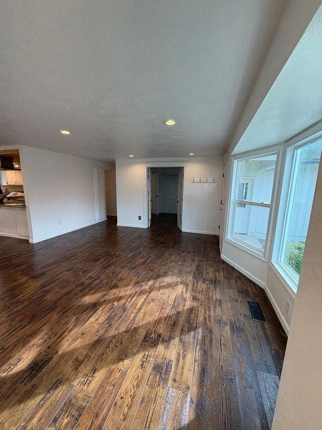 Building Photo - 4 Bed 2 Bath House Modern Comfort Meets En...