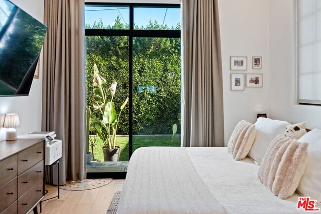 Building Photo - 358 N Bronson Ave