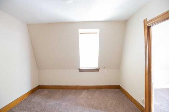 Building Photo - 1020/1022 E Center Townhouse, Riverwest, E...