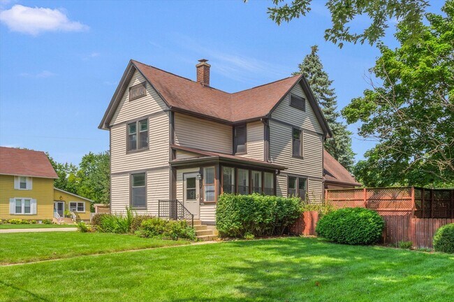 Building Photo - 145 Maple St