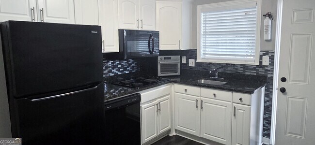 Building Photo - 21 Delmont Dr NE