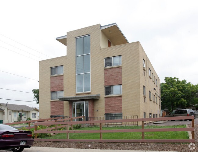 Primary Photo - 1392 Jamaica St