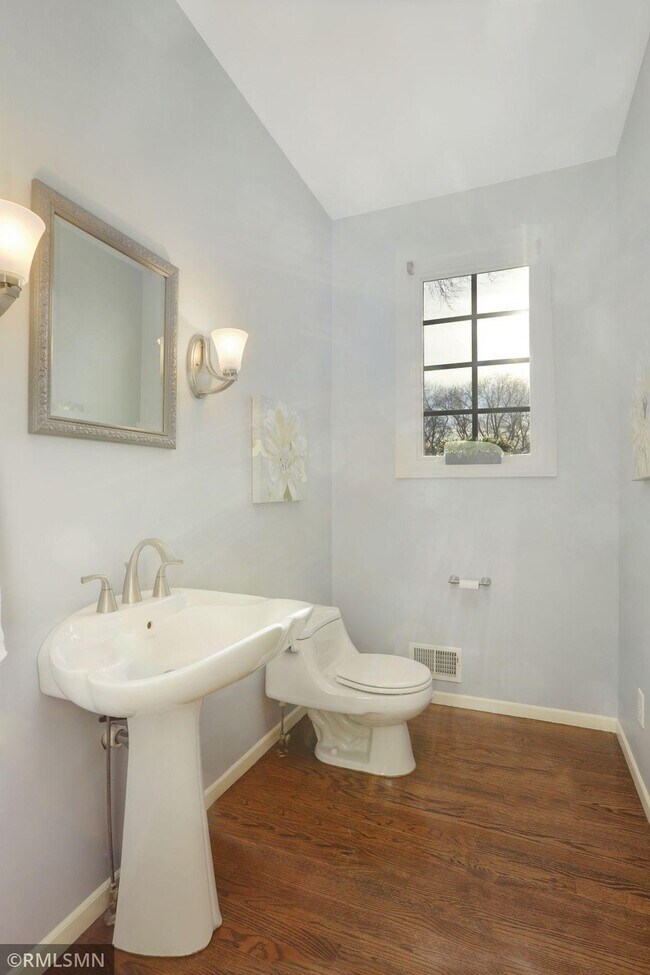 Building Photo - 14888 Pondview Cir