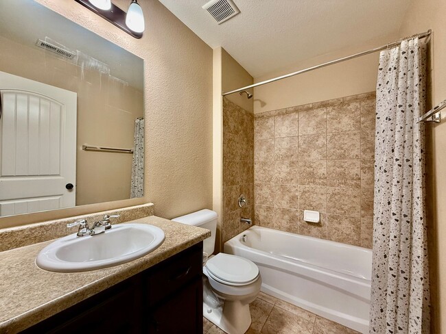 Building Photo - Beautiful Bedroom in Forest Meadows!