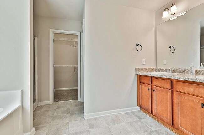 Building Photo - McDonough Home Spacious and Close to Everything!