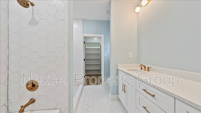 Building Photo - 1072 Bruce St