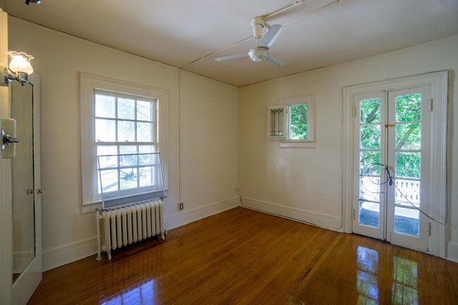 Building Photo - Available 6/1/26 - Spacious Home with Garage