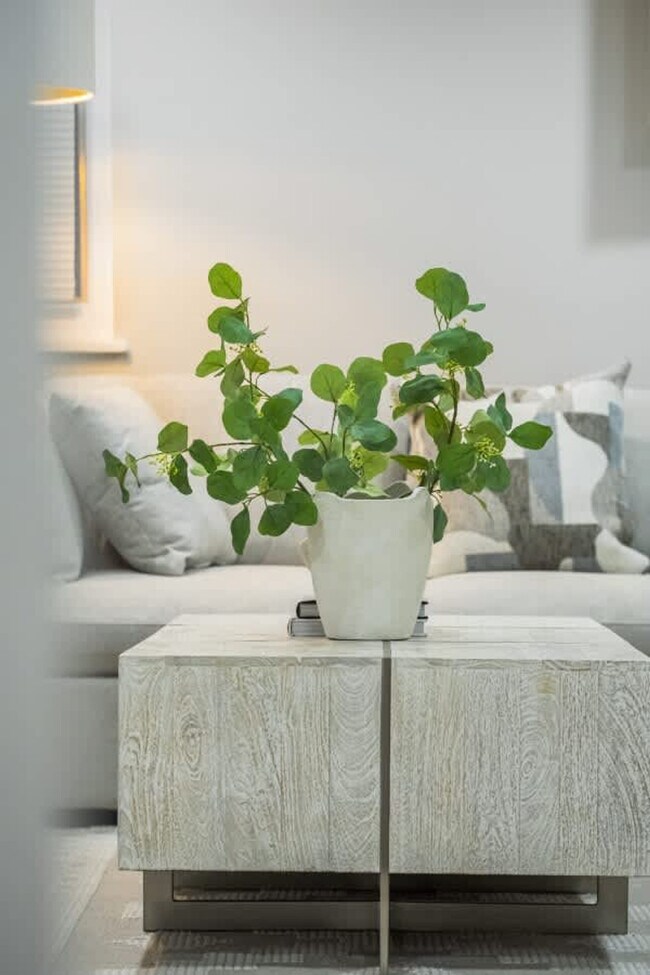 Building Photo - 1410 N Lama Ln