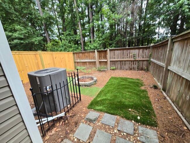 Building Photo - Beautiful Townhouse in West Ashley with Screened in Porch