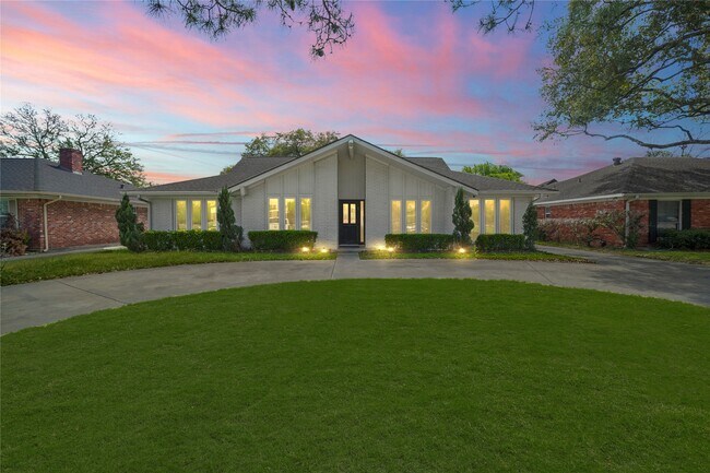 Building Photo - 6215 S Braeswood Blvd