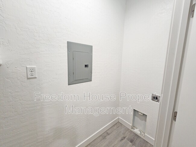 Building Photo - 1121 Sixshooter Ave