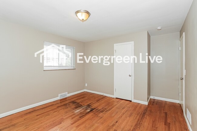 Building Photo - 2448 Banning Rd