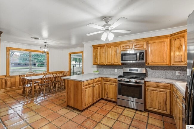 Building Photo - 1110 Hilton St