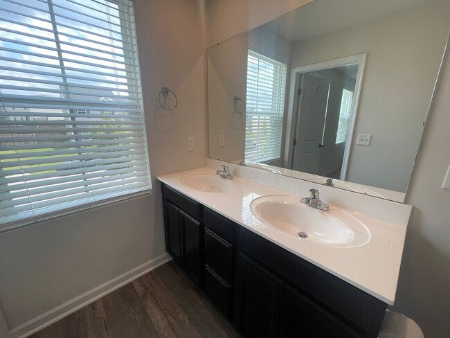 Building Photo - 4 Bedroom 2 1/2 Bath