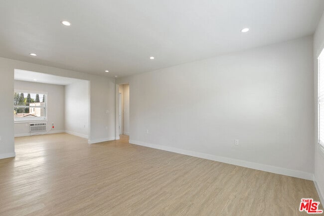 Building Photo - 5454 S San Vicente Blvd
