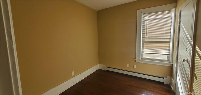 Building Photo - 197 Winnikee Ave