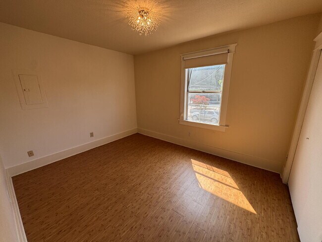 Building Photo - Upstair 1 bedroom Quadplex