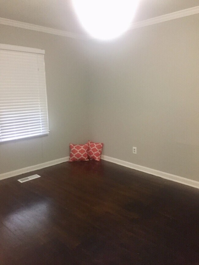 Building Photo - LARGE 3 bedroom + flex room,  2 bath home!!!