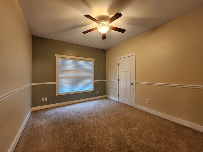 Building Photo - 3 Bedroom home with an upstair bonus room ...