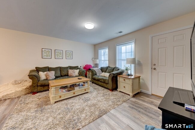 Building Photo - 15 Hillyndale Rd