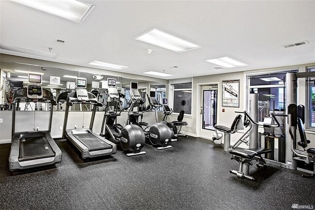 Building Photo - 1900 Alaskan Way