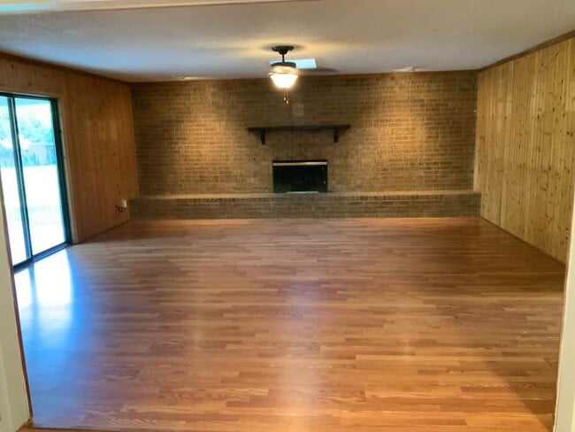 Building Photo - Spacious 3-Bedroom Home with 1.5 Baths & H...