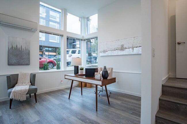 Building Photo - Modern 3BR/3.5BA Townhouse with Rooftop Views in Yesler Terrace