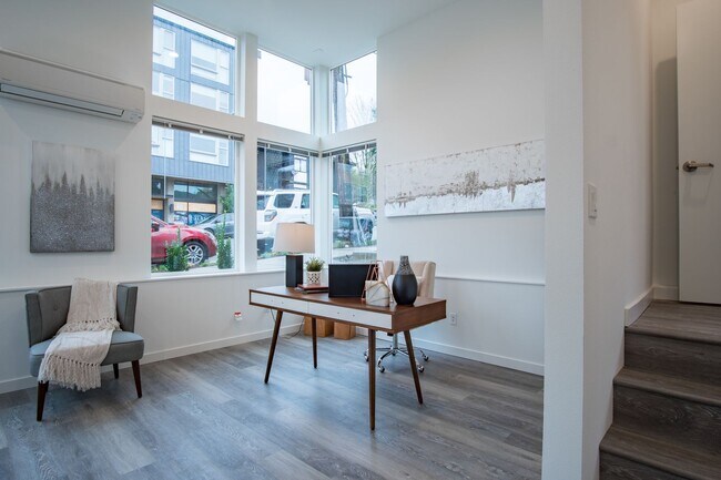 Building Photo - Modern 3BR/3BA Townhouse with Rooftop Views in Yesler Terrace