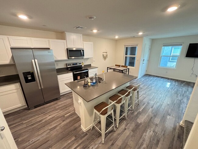 Building Photo - Charming 3Bed/2.5Bath/2Car Townhouse located in Northwest Las Vegas - Make the Move for Less: $30...