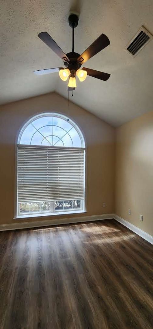 Building Photo - Great Home and Location-Available Now!