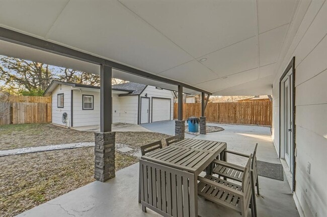 Building Photo - 2107 Lewood Cir