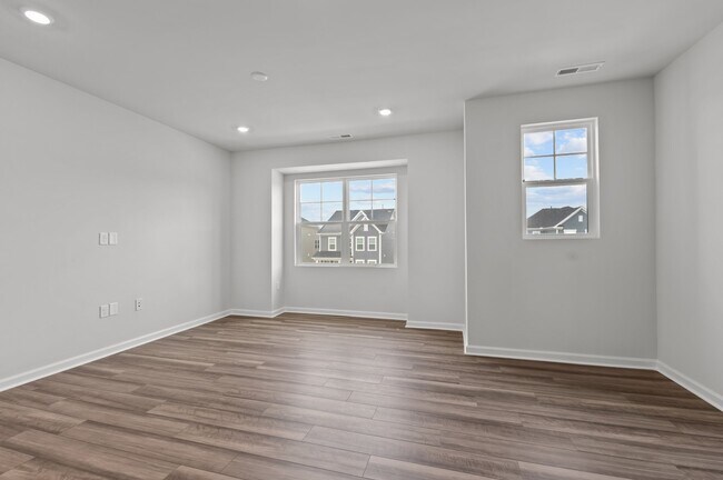 Building Photo - 1946 Rosedale Rdg Ave