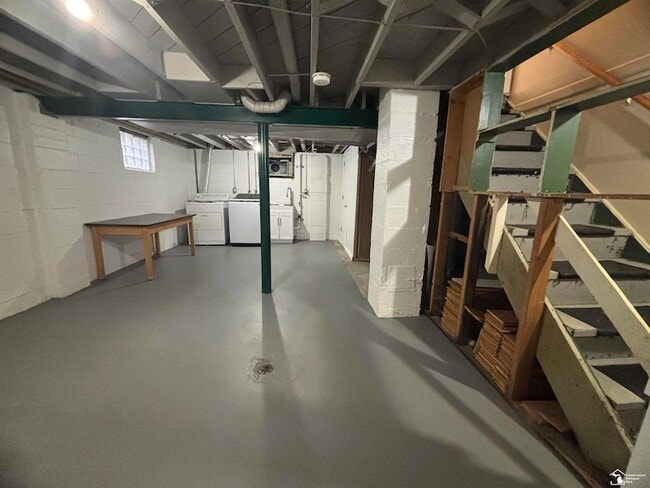 Building Photo - 1273 Lindbergh St