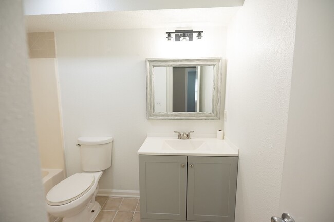 Building Photo - 2 Bed, 1 Bath Condo off Wendover Ave Green...