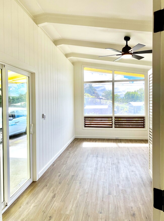 Master Bedroom with Full Ensuite Bath and Separate Entrance - 81-1061 Captain Cook Rd