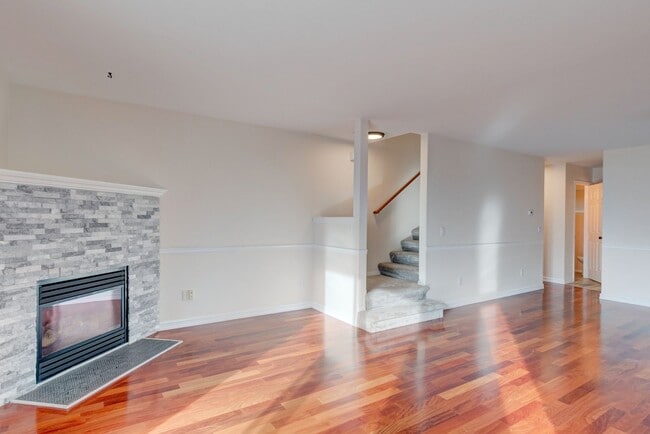 Building Photo - 2 Bedroom, 2.5 Bath Condo in Madrona Heights