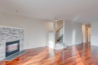 Building Photo - 2 Bedroom, 2.5 Bath Condo in Madrona Heights