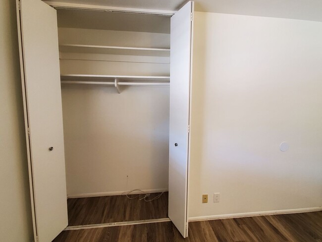 Building Photo - 3 bedroom + mother in law suite/ home offi...