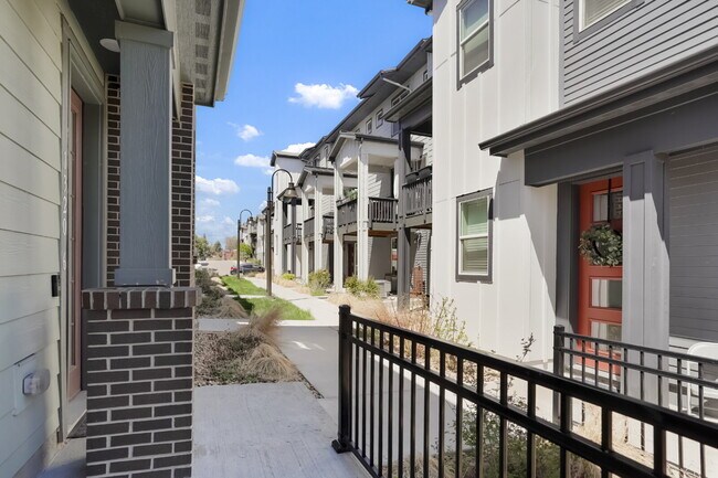 Building Photo - Spacious 3 Bed, 2.5 Bath Townhome in Prime Lakewood Location - Solar