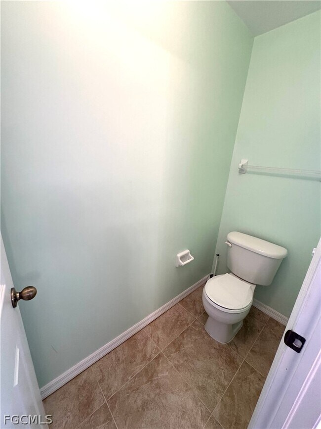 Building Photo - 4409 SW 15th Ave