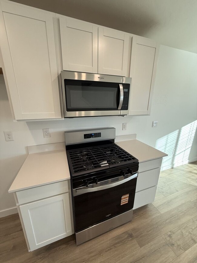 Building Photo - Brand New Beautiful Town Home in Salem, UT