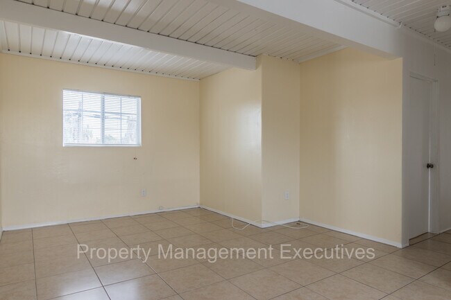 Building Photo - 3 Bedroom, 1 Bath Apartment close to every...