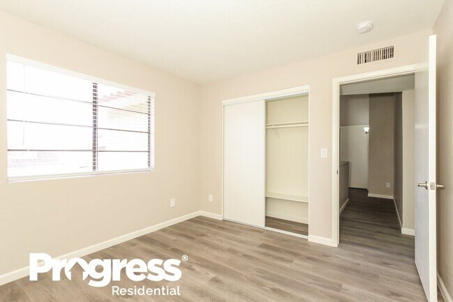 Building Photo - 4546 E Villa Theresa Dr