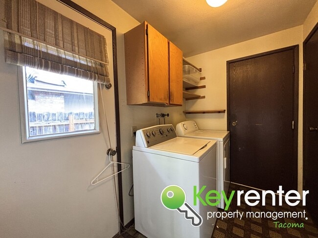 Building Photo - Stylishly Updated Lakewood Home in Seclude...