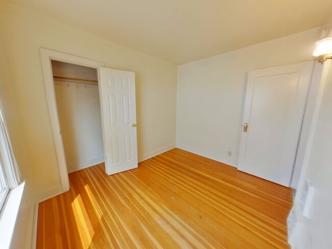 Building Photo - Large Classic Campus Home