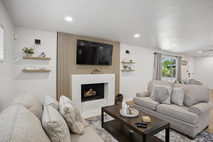 Building Photo - 4909 E Bermuda St