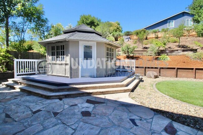 Building Photo - 373 San Luis Way