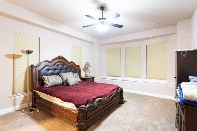 Building Photo - Very beautiful 5 bedroom, 4.1 bathroom hou...